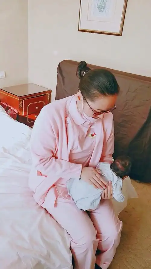 给宝宝拍嗝,端坐式拍嗝.新手宝妈进来学习