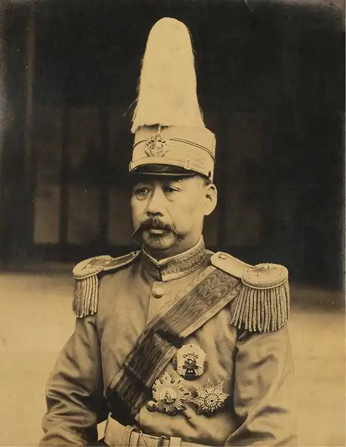 民国时期北洋军阀卢永祥戎装戴勋银盐老照片一件.尺寸:27.1×21.5cm.