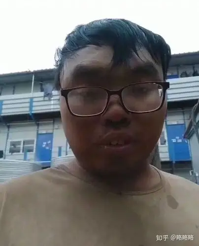 有没有长得丑的男生照片分享一下.我想知道什么样算丑 ?