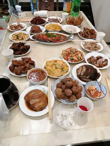 大年三十的晚上,我们一大家人全都聚在一起吃年夜饭,可热闹啦!