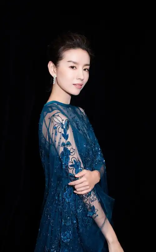 董洁bazaar明星慈善夜优雅写真图片