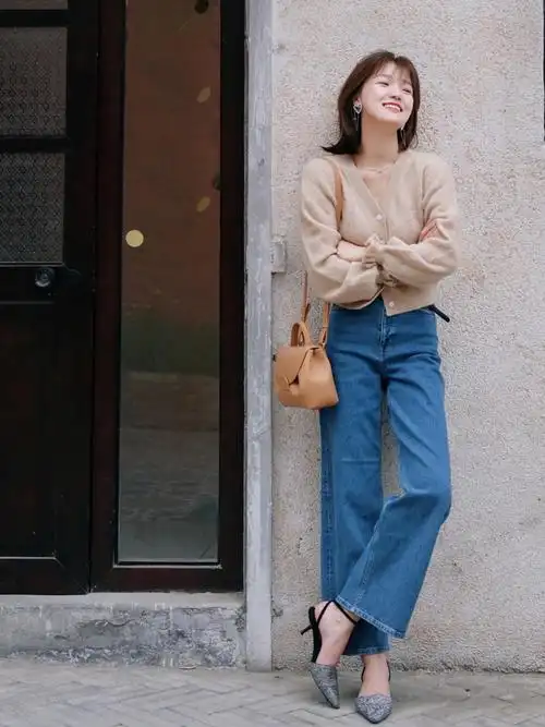 牛仔阔腿裤的搭配图片(开春牛仔裤怎么穿才高级) - 赤虎壹号