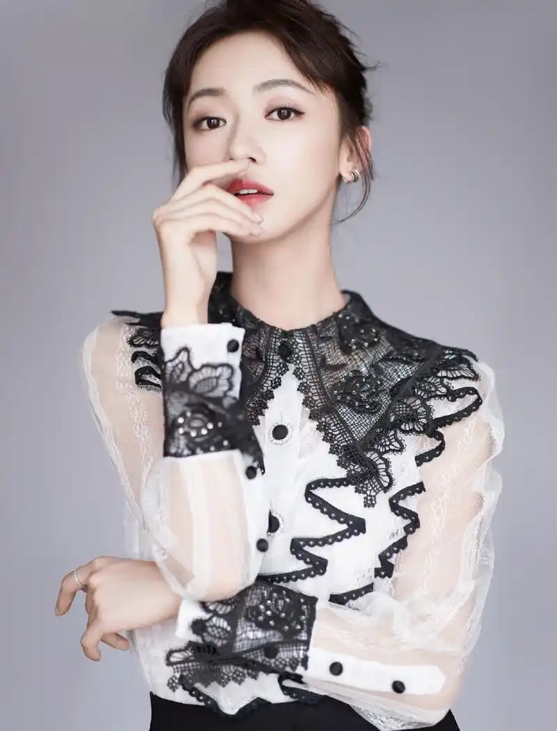 简介:吴谨言轻甜养眼写真图片,分享一组吴谨言图片给大家,图中的明星