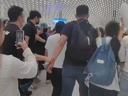 周深机场,周深被助理手拉手围着,保护的好好啊,他真的好小的一只,当