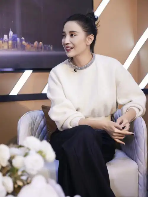 宋佳身穿亚历山大王 毛衣