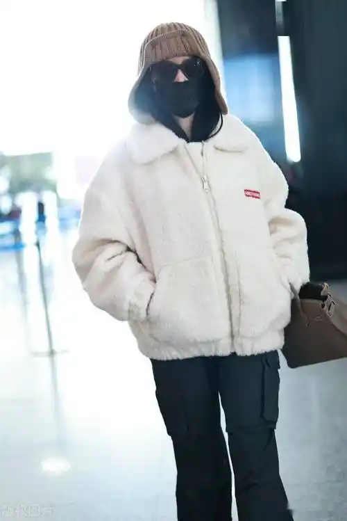 街拍:张天爱白色毛绒外套 黑色阔腿裤 针织雷锋帽个性十足_牛角_北京