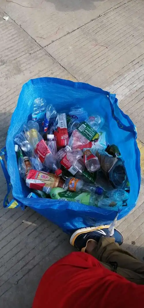 两个伙伴第一份合作的事业:捡矿泉水瓶