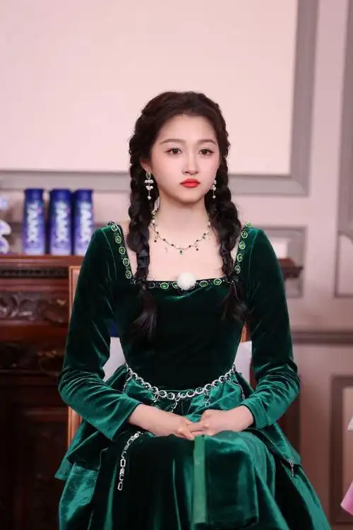 关晓彤墨绿色宫廷造型步入奇幻世界,寻找隐藏的镜中之人.