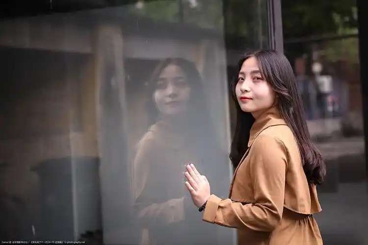 如果一幅人像照片中的背景过于杂乱,那么即使画面中的人物对焦是