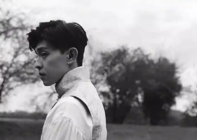 邓伦的中分发型好帅