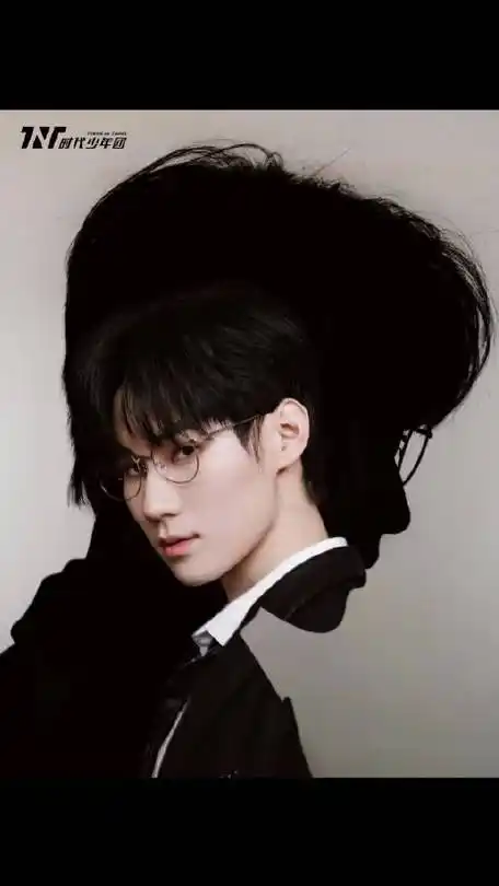 张真源黑色西装金丝眼镜造型##时代少年团元宵喜乐会造型##湖南卫视