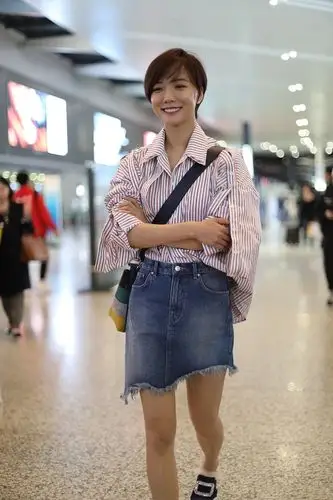 王珞丹退圈风波后首次现身穿牛仔背带裙37岁依旧很少女