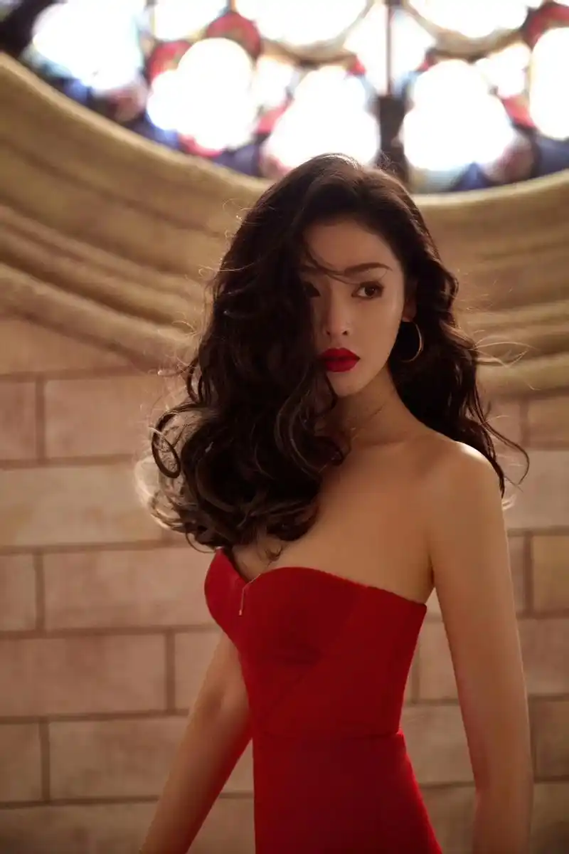 张天爱最新红毯造型 风情万种的红玫瑰.#张天爱 #这谁顶得住 - 抖音