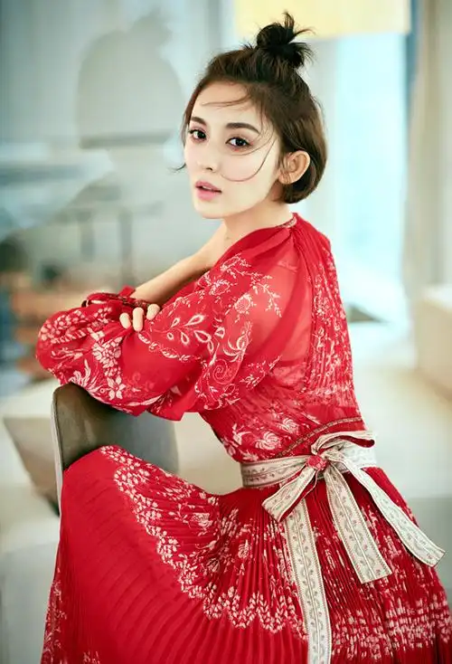 娜扎封面大片绑半丸子头 优雅又不失俏皮