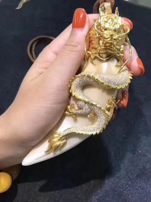 下面是一组虎牙包金的作品,大家欣赏下.说起牙雕,那分类真的太多了.