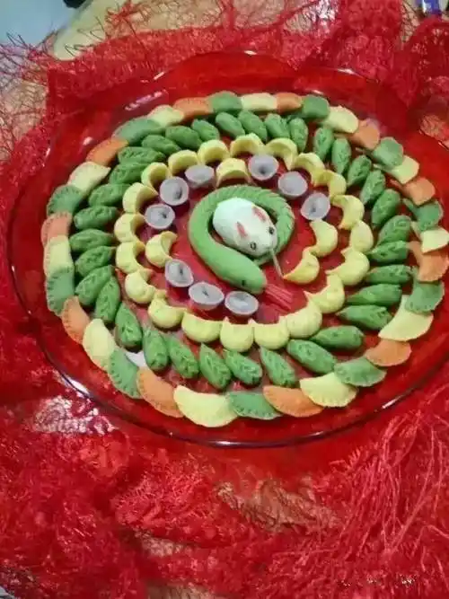 两个擀皮五个包不一会儿一大盘饺子就包好了寓意吉祥如意,早生贵子的