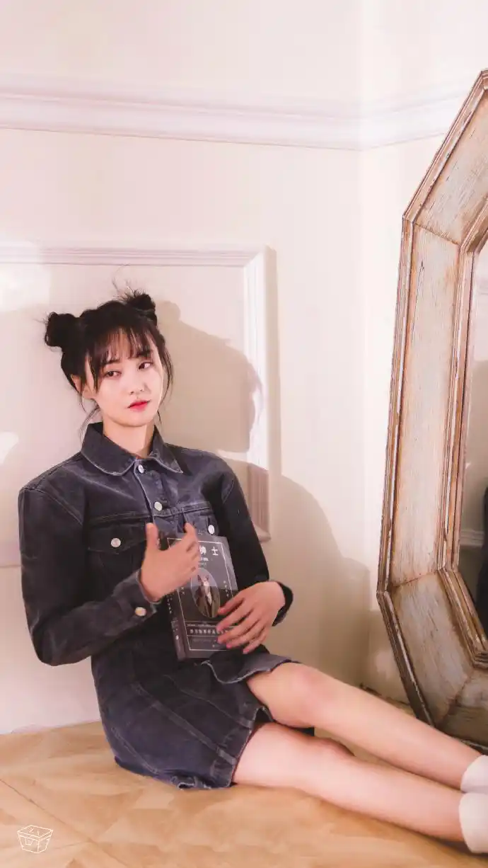 郑爽齐刘海哪吒头甜美俏皮 连体牛仔裙配白色高靴大秀美腿