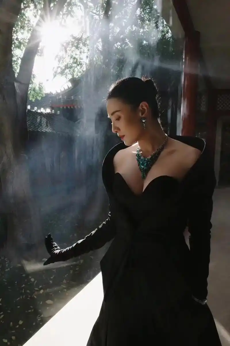 宋佳你喜欢吗#时尚 #娱乐圈 #美出高级感 #宋佳 #礼服 - 抖音