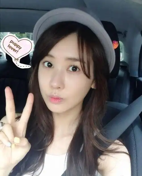 韩国女星李多海近日出演新剧,宣传照及微博自拍让人发现又"变脸"了!