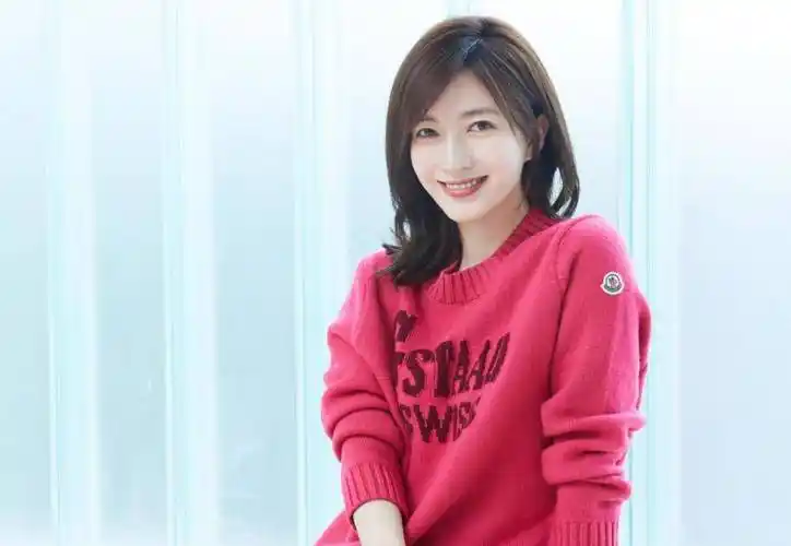 江疏影穿裙子有多放得开,仅靠两根细绳吊着,网友:玩得起