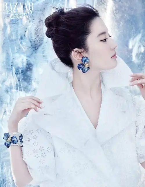 2016《芭莎珠宝》十二月刊封面:刘亦菲(年年都是闭年刊,天仙人设不倒
