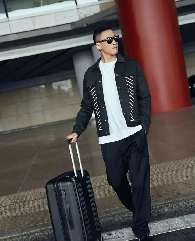 何润东简约造型玩转机场街拍风