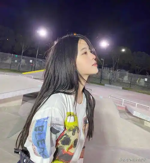 原创21岁欧阳娜娜晒时尚造型长发飘飘学习滑板妥妥的甜酷女孩