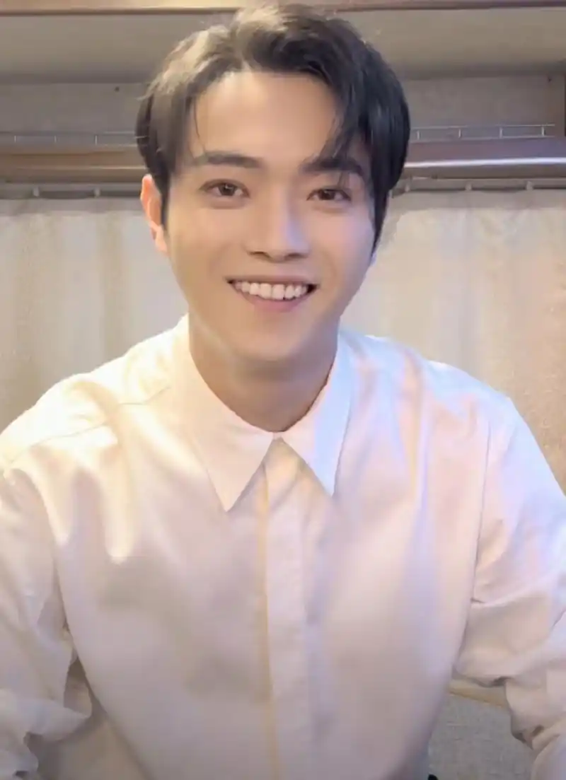 许凯笑起来没那么高冷了,反而有点憨厚的气质