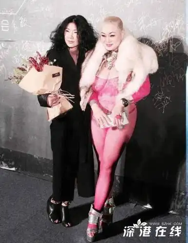 深圳时装周光头爆乳女王简历照片曝光 深圳光头爆乳女王图集(图)
