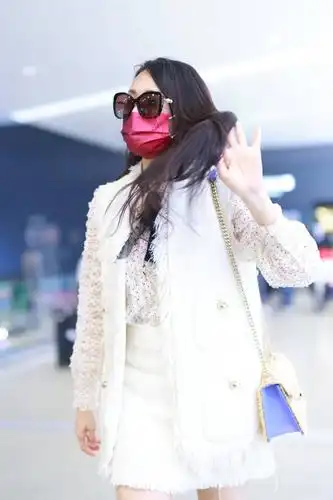 53岁伊能静甜美减龄 半裙秀白皙美腿苗条似少女