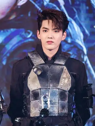 72吴亦凡成最帅搬砖小哥开拖拉机地气足