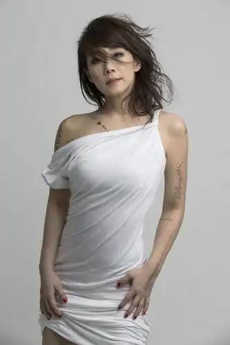 54岁林忆莲胖了一圈,穿露肩红裙藏不住"麒麟臂",肌肉腿抢镜