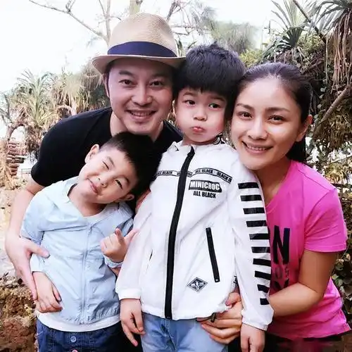 沙溢晒全家福!