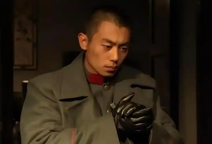 穿军装的朱亚文别提有多帅,简直就是梦中军统将军的化身.