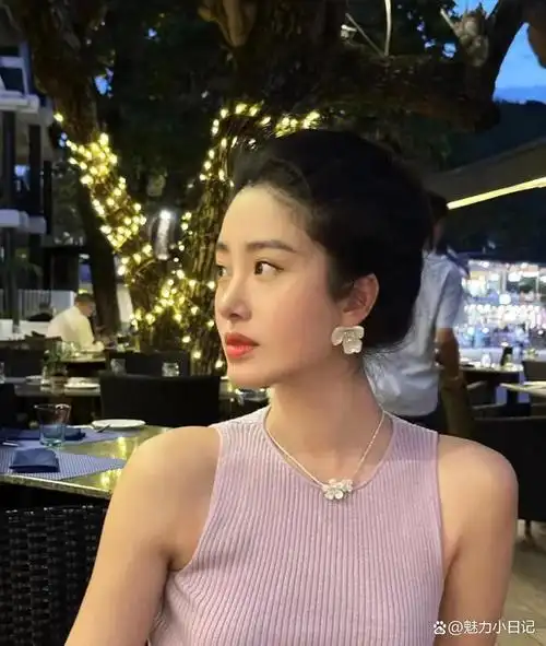 揭秘"杨采钰"高贵典雅的穿搭风格,彰显时尚个人品味