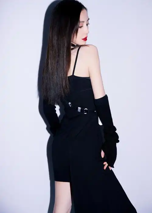 angelababy 身穿黑色吊带工装裙,黑长直造型配红唇