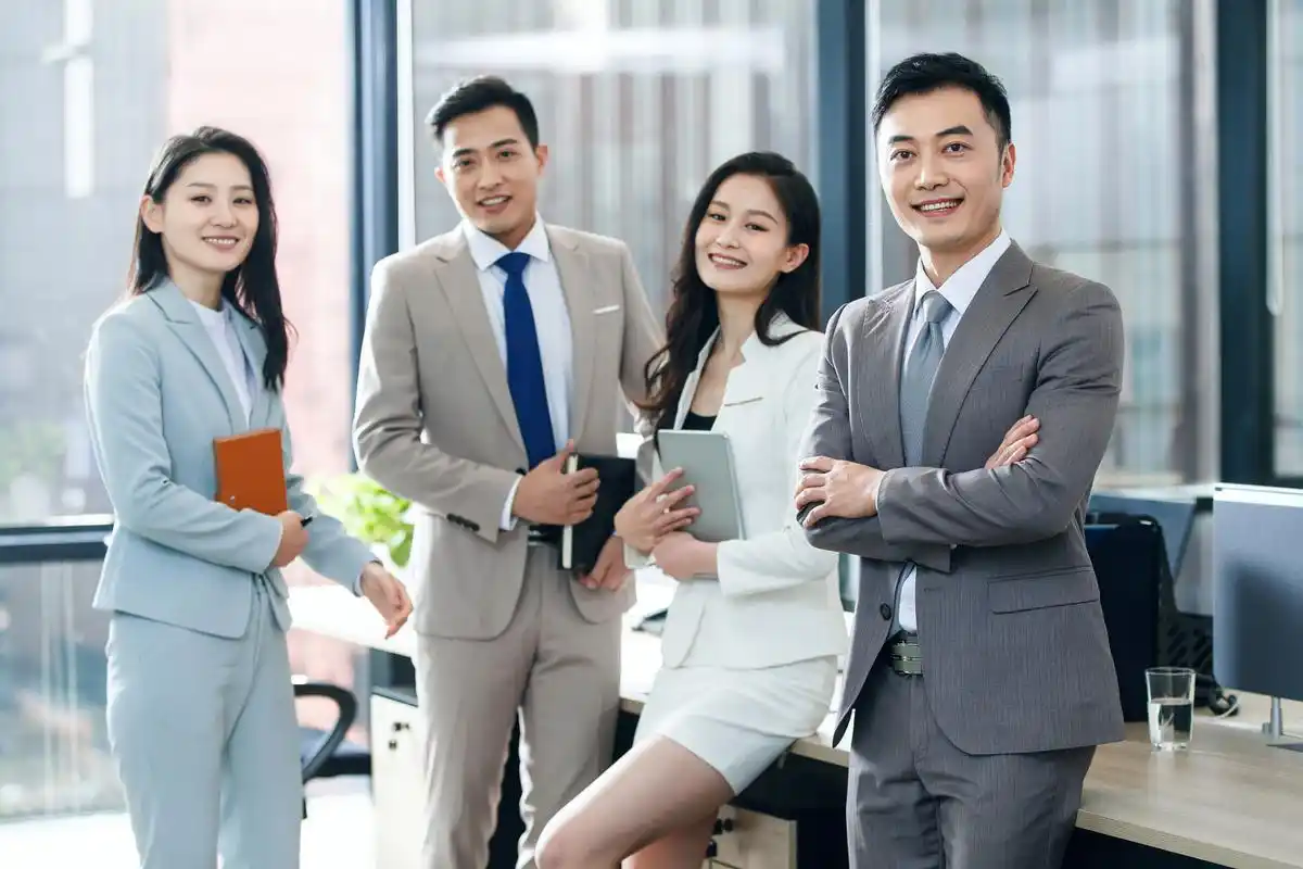 他们拥有知情权,能够洞察全局,不被琐碎事务牵绊.