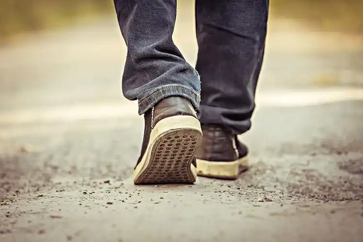 一个人在路上行走