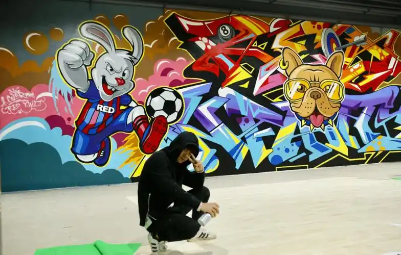 被其中斑斓围墙的剪影吸引,后来他知道,这是涂鸦,是嘻哈文化的一种