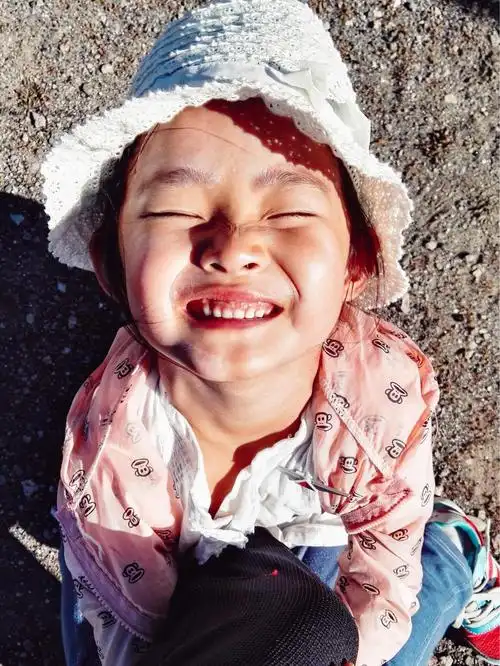 抱着我的腿撒娇的小女孩,什么我都会答应她