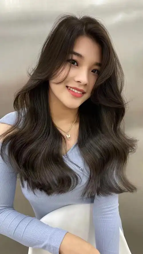 发型都有比较流行比较火的,这些发型大多数都是得到人们认可的,才有