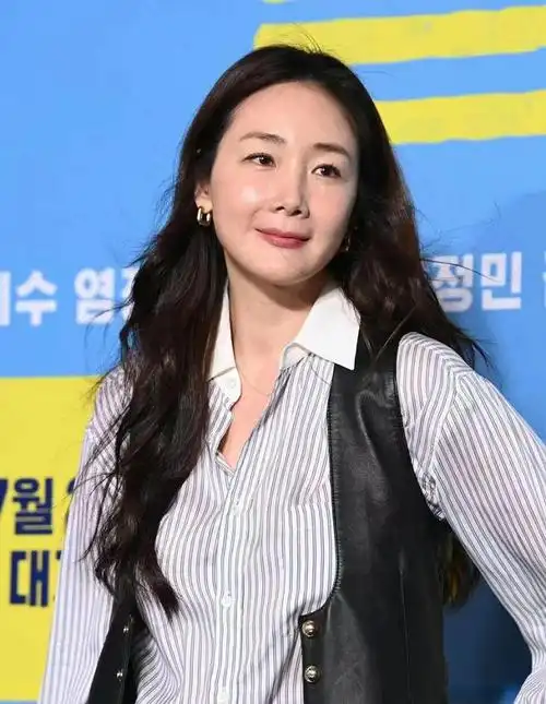 崔智友久违站台生娃后脸过分紧绷不自然穿马甲扮酷像人形立牌