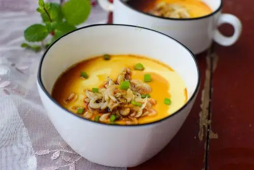 虾皮蒸蛋一人一份,因为笼格不够大,有一份用了特别小的碗,上桌反而很