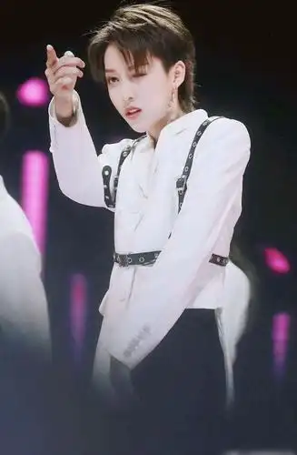 "青春2"刘雨昕凭啥能当c位?女装长发是啥样?看完这些就知道了