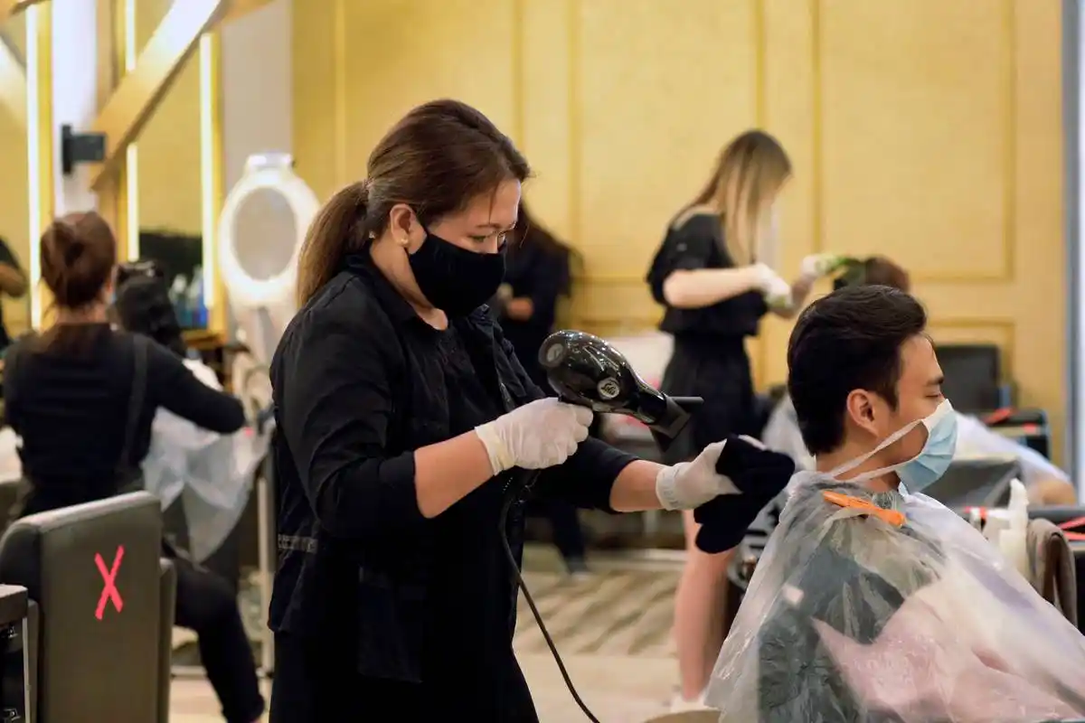 阴间理发店半夜"鬼剃头",感应门自动开合,邻居:是她来了