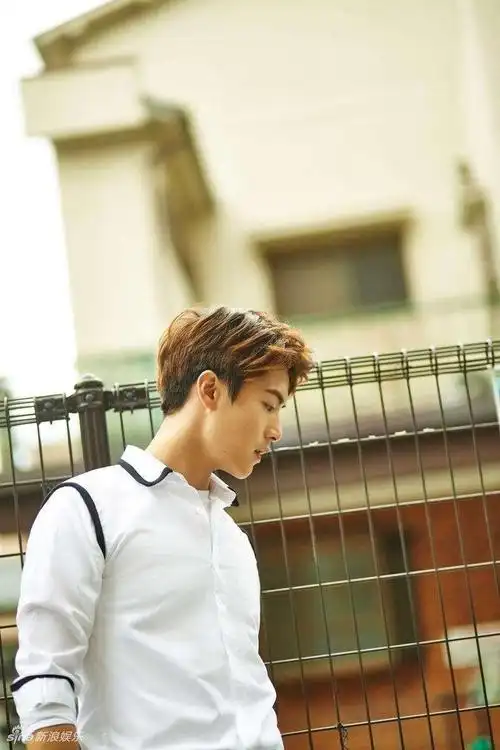 马天宇示范男神如何穿出白衬衣的不同风格