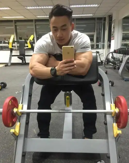 肌肉型男的方形胸肌备赛季增长肌肉不吃米饭