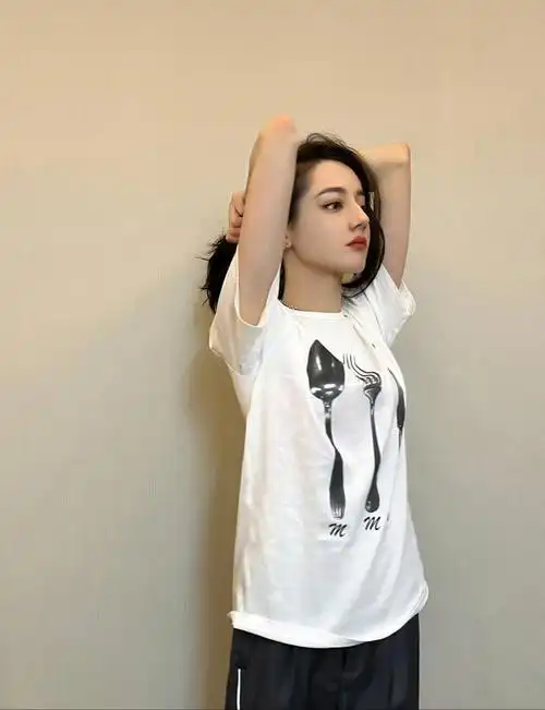 迪丽热巴近照生活感拉满,你都看过几张