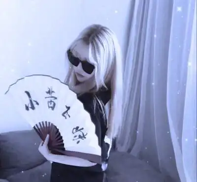 拿扇子的女生头像