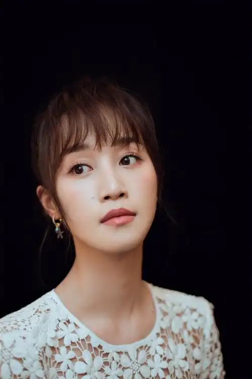 蓝盈莹碎花裙清新优雅 灵动时尚少女感十足